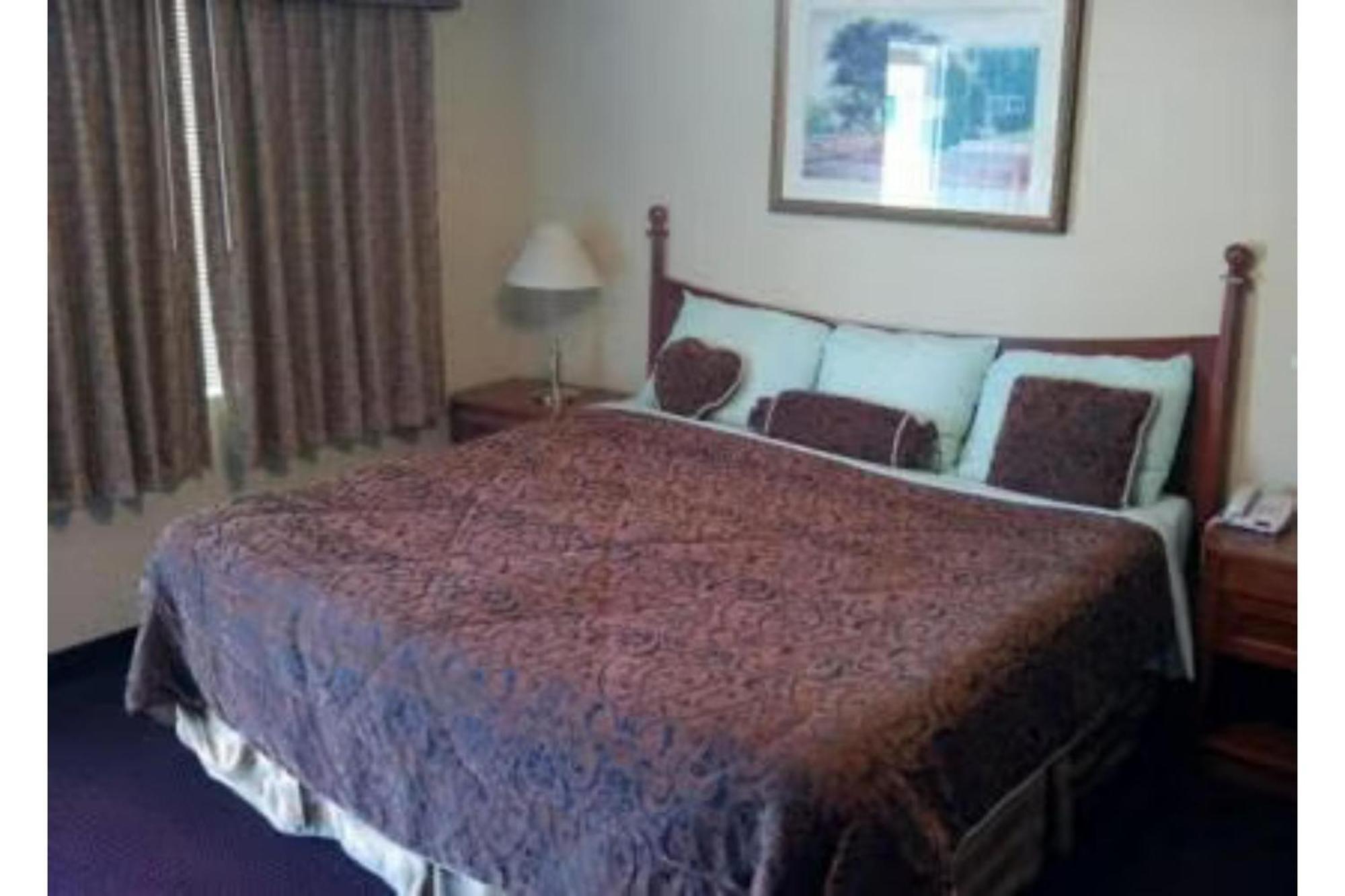 Western Inn Hamilton Bagian luar foto