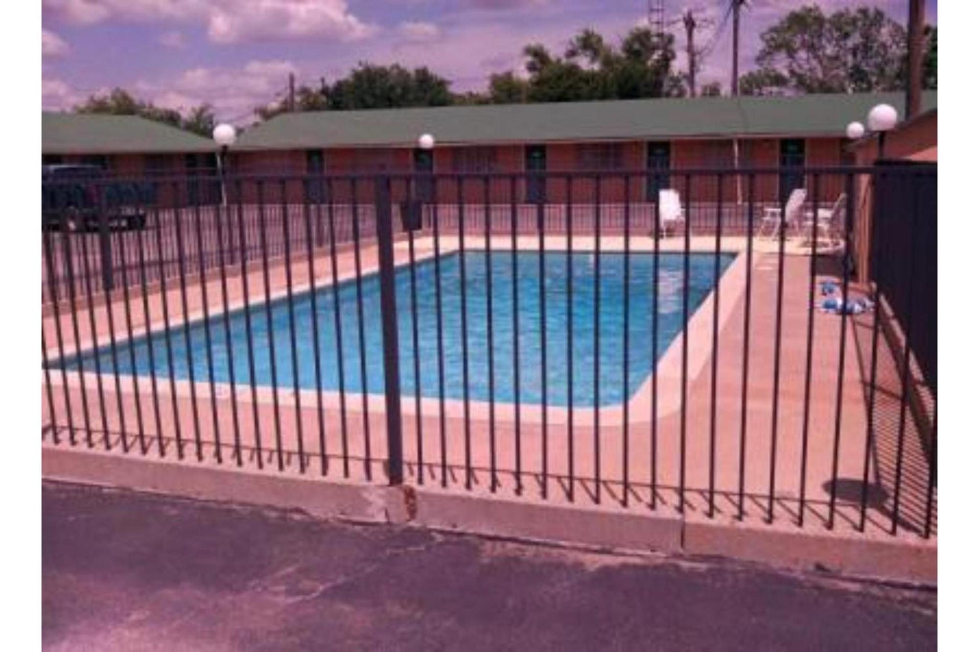 Western Inn Hamilton Bagian luar foto
