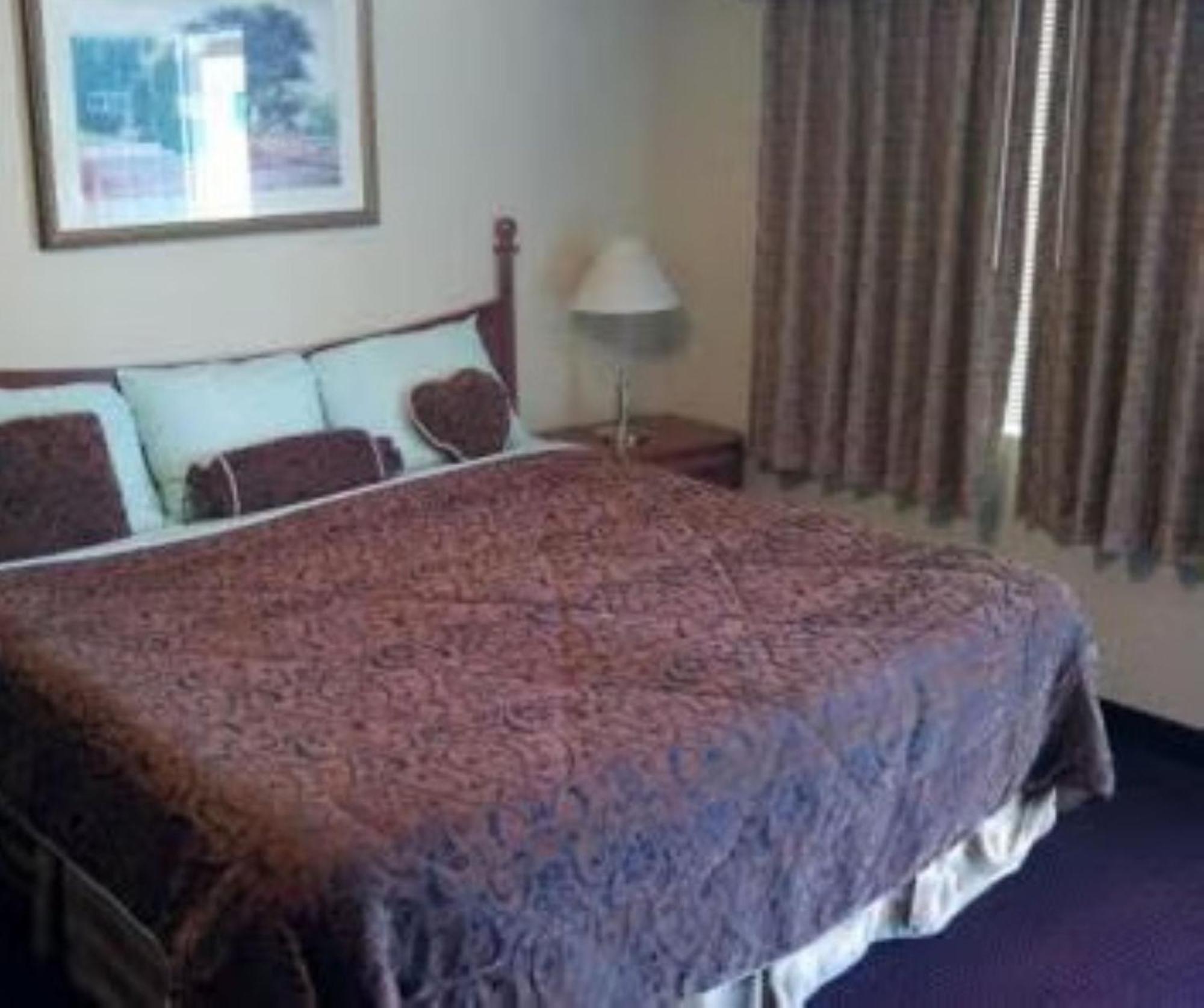Western Inn Hamilton Bagian luar foto